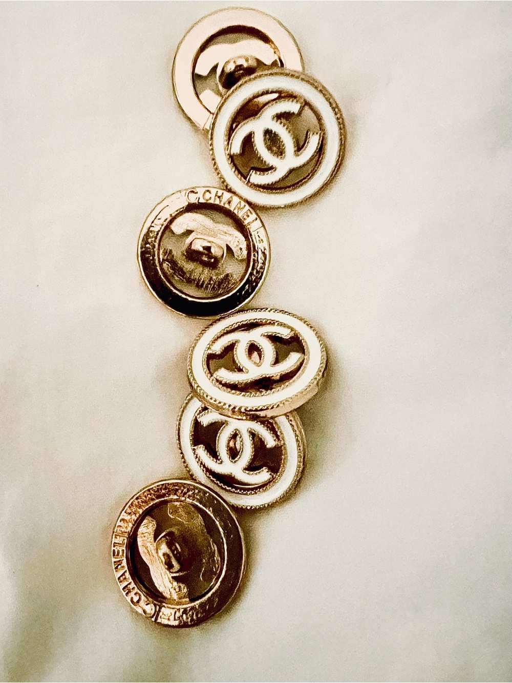 Logo-CCstyle(Set of 6) 16 mm-white enamel, goldtone metal shank buttons/stamp